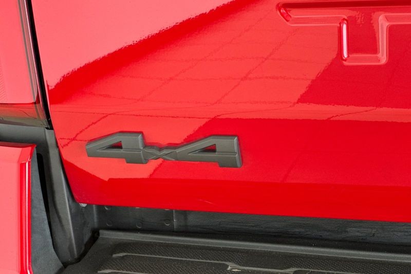 Toyota Tacoma 4WD Vehicle Full-screen Gallery Image 26