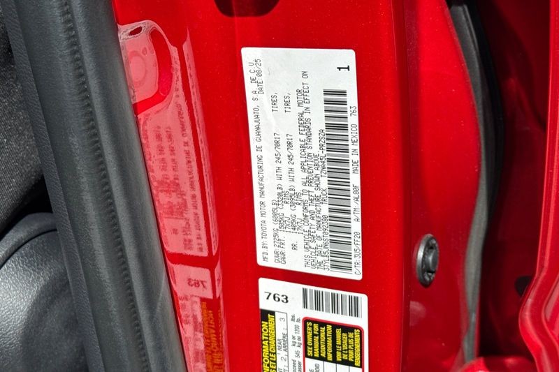 Toyota Tacoma 4WD Vehicle Full-screen Gallery Image 28