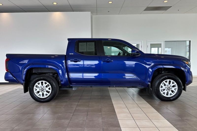 Toyota Tacoma 4WD Vehicle Full-screen Gallery Image 03