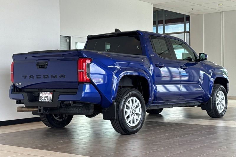 Toyota Tacoma 4WD Vehicle Full-screen Gallery Image 04