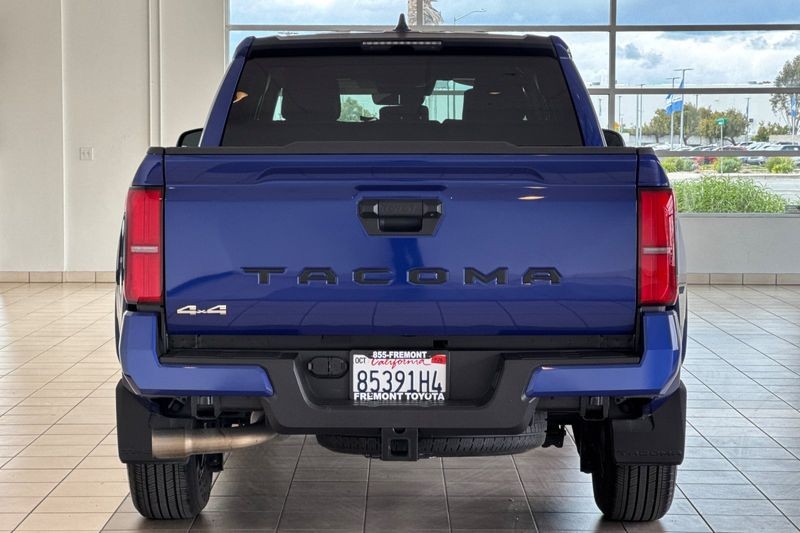 Toyota Tacoma 4WD Vehicle Full-screen Gallery Image 05