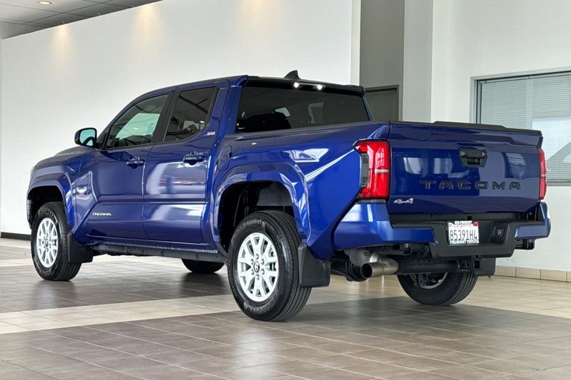 Toyota Tacoma 4WD Vehicle Full-screen Gallery Image 06