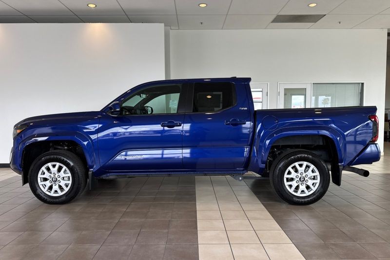 Toyota Tacoma 4WD Vehicle Full-screen Gallery Image 07