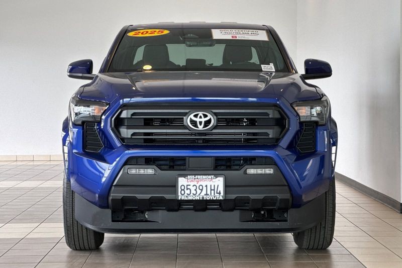 Toyota Tacoma 4WD Vehicle Full-screen Gallery Image 09