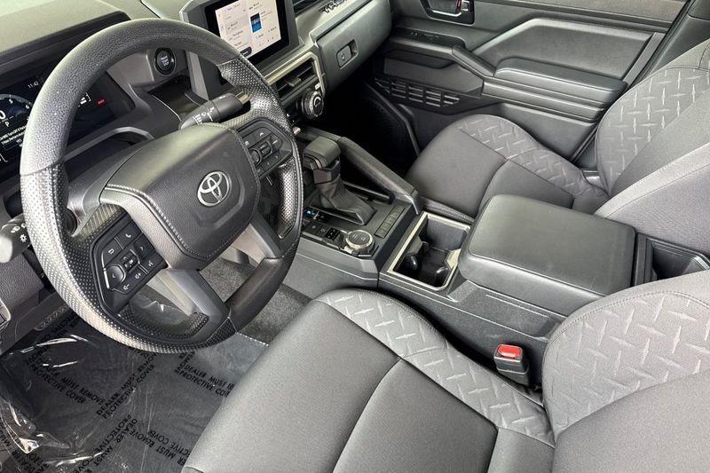 Toyota Tacoma 4WD Vehicle Full-screen Gallery Image 10