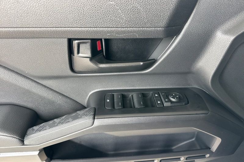 Toyota Tacoma 4WD Vehicle Full-screen Gallery Image 11
