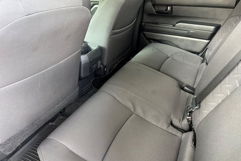 Toyota Tacoma 4WD Vehicle Full-screen Gallery Image 12