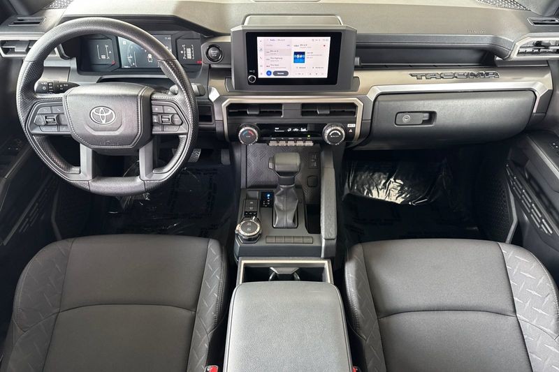 Toyota Tacoma 4WD Vehicle Full-screen Gallery Image 13