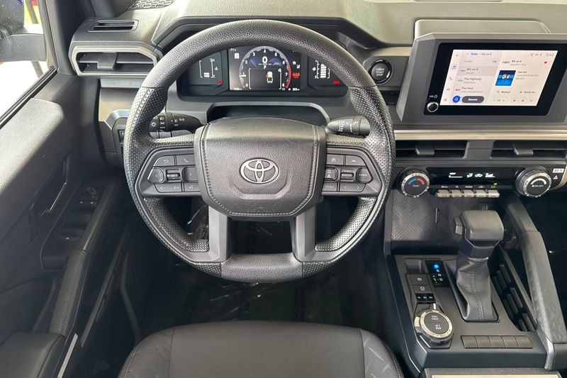 Toyota Tacoma 4WD Vehicle Full-screen Gallery Image 14