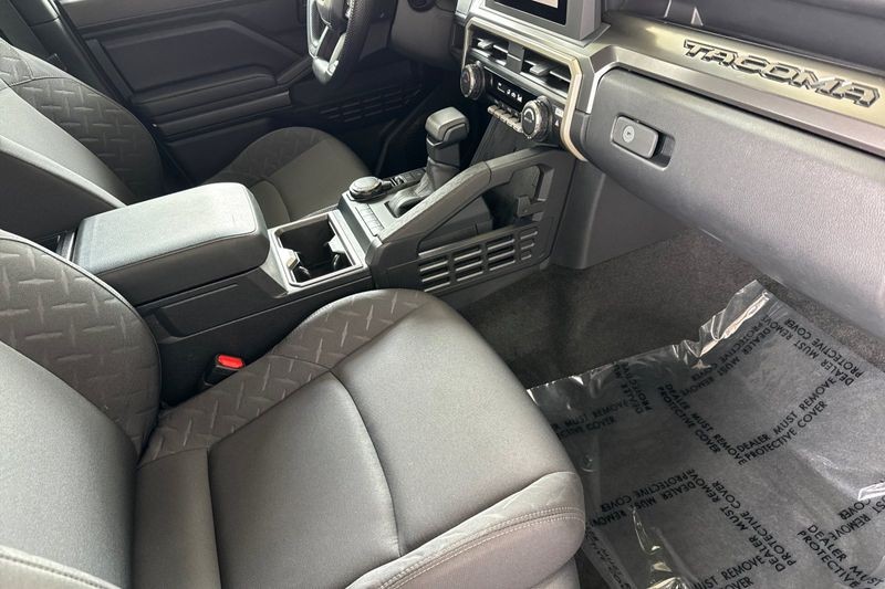 Toyota Tacoma 4WD Vehicle Full-screen Gallery Image 15