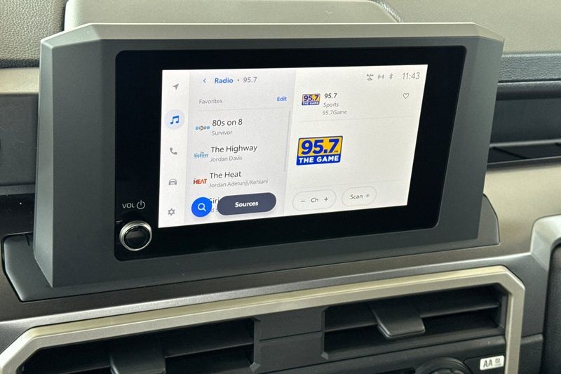 Toyota Tacoma 4WD Vehicle Full-screen Gallery Image 17