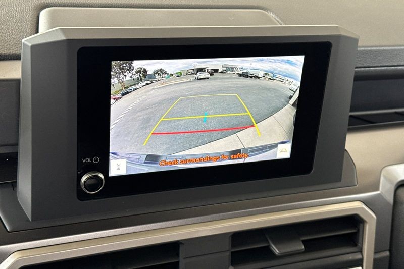 Toyota Tacoma 4WD Vehicle Full-screen Gallery Image 18