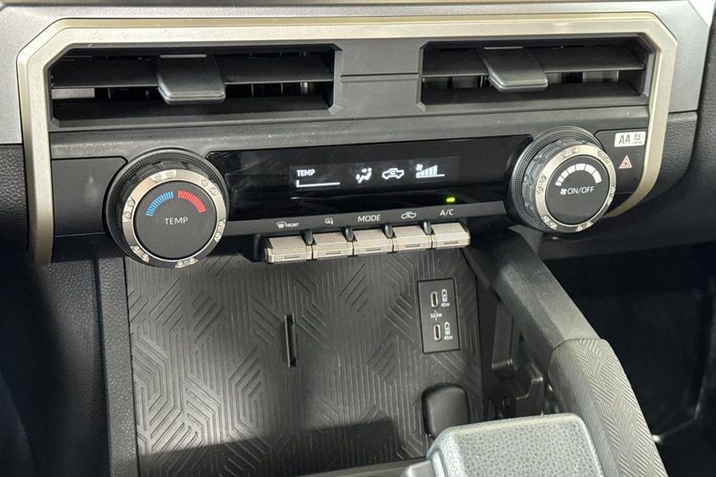 Toyota Tacoma 4WD Vehicle Full-screen Gallery Image 19