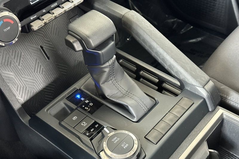 Toyota Tacoma 4WD Vehicle Full-screen Gallery Image 20