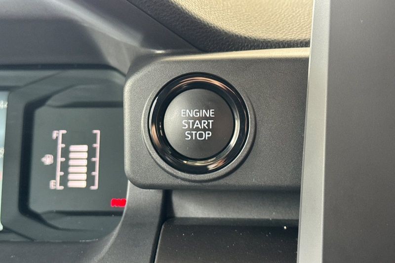 Toyota Tacoma 4WD Vehicle Full-screen Gallery Image 21