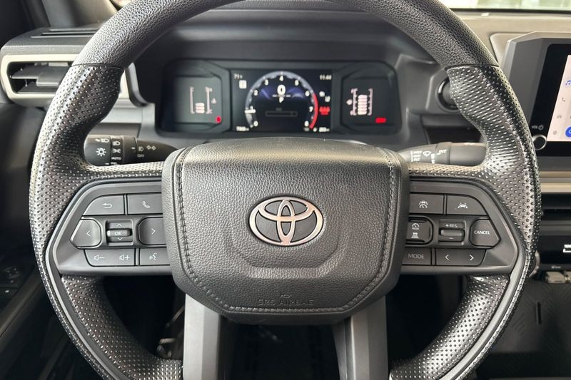 Toyota Tacoma 4WD Vehicle Full-screen Gallery Image 22