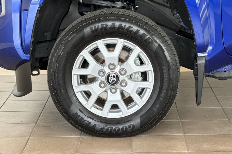 Toyota Tacoma 4WD Vehicle Full-screen Gallery Image 25