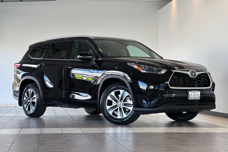Toyota Highlander Vehicle Full-screen Gallery Image 02