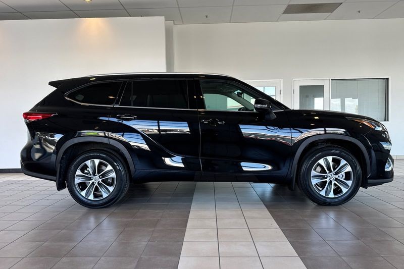 Toyota Highlander Vehicle Full-screen Gallery Image 03