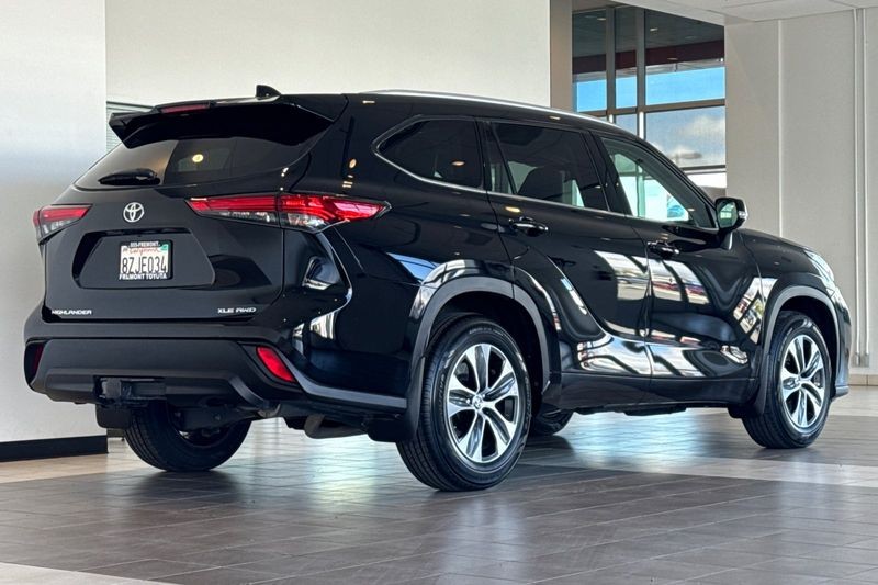 Toyota Highlander Vehicle Full-screen Gallery Image 04