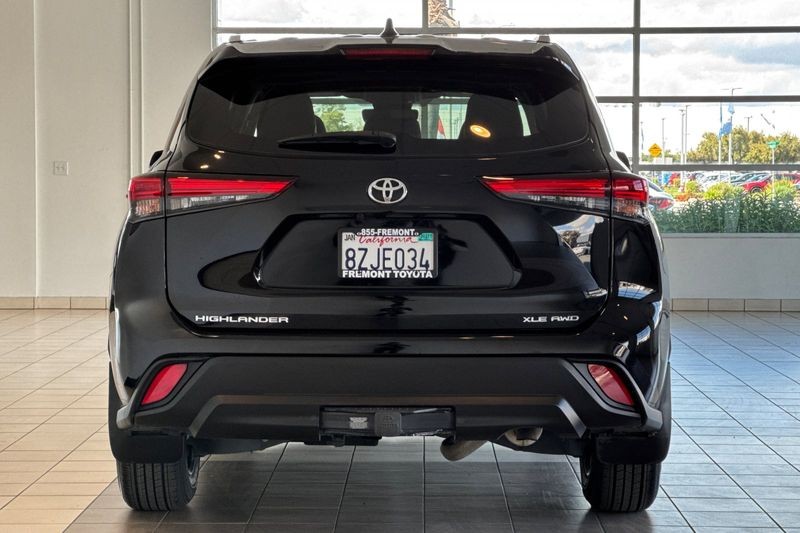 Toyota Highlander Vehicle Full-screen Gallery Image 05