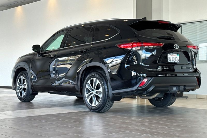 Toyota Highlander Vehicle Full-screen Gallery Image 06