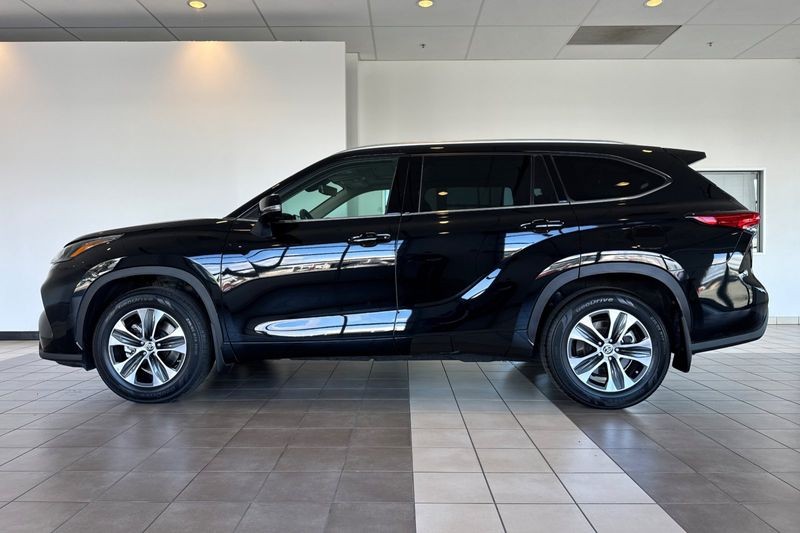 Toyota Highlander Vehicle Full-screen Gallery Image 07
