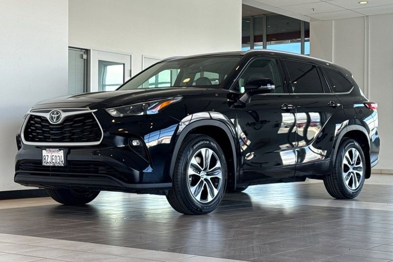 Toyota Highlander Vehicle Full-screen Gallery Image 08