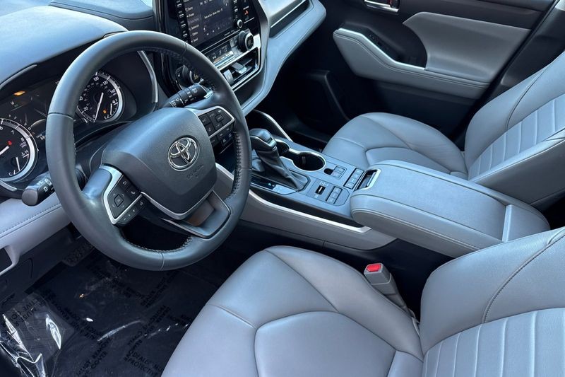 Toyota Highlander Vehicle Full-screen Gallery Image 10