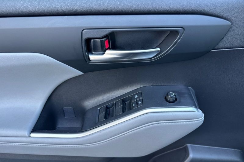 Toyota Highlander Vehicle Full-screen Gallery Image 11