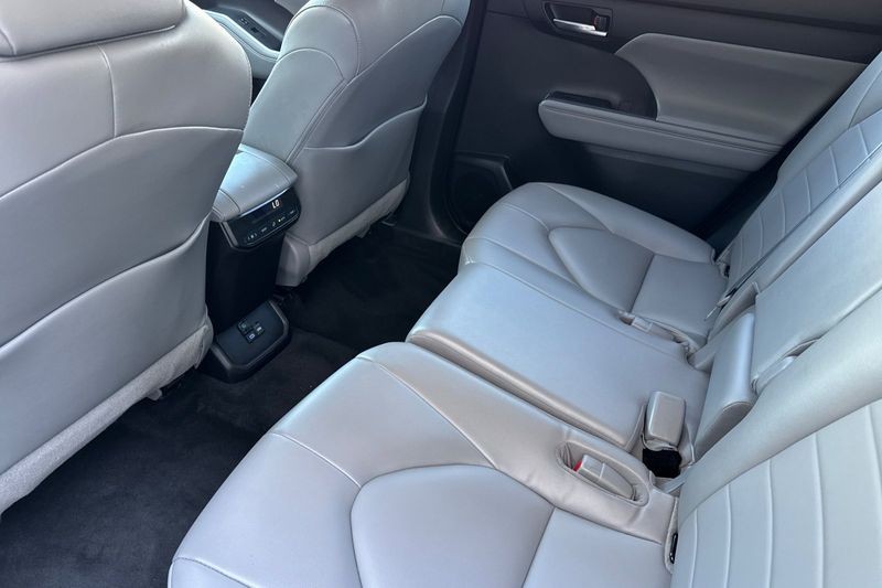 Toyota Highlander Vehicle Full-screen Gallery Image 12