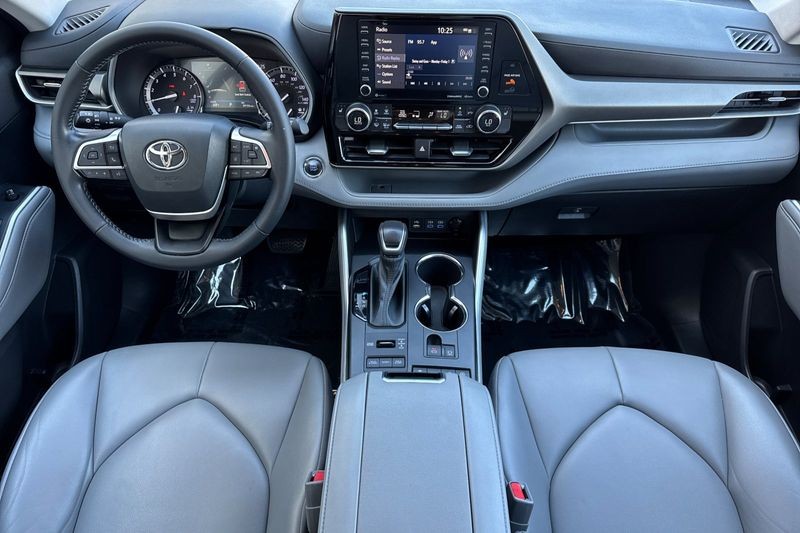 Toyota Highlander Vehicle Full-screen Gallery Image 13