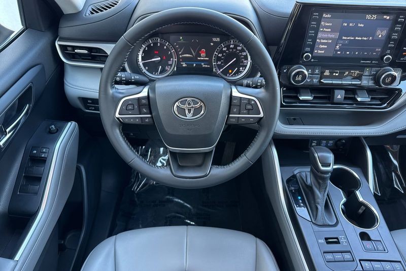 Toyota Highlander Vehicle Full-screen Gallery Image 14