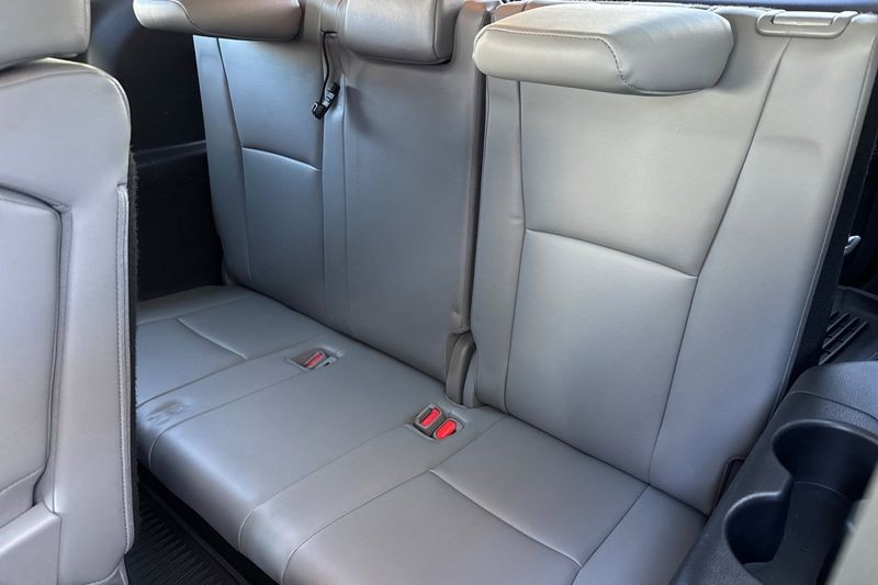 Toyota Highlander Vehicle Full-screen Gallery Image 15