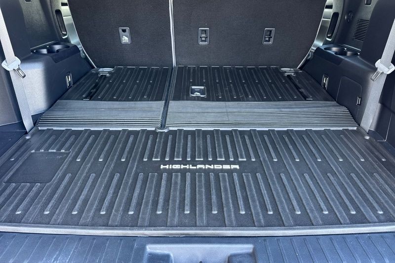 Toyota Highlander Vehicle Full-screen Gallery Image 16