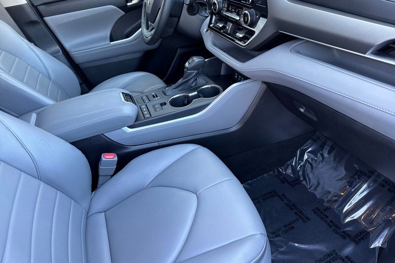 Toyota Highlander Vehicle Full-screen Gallery Image 17