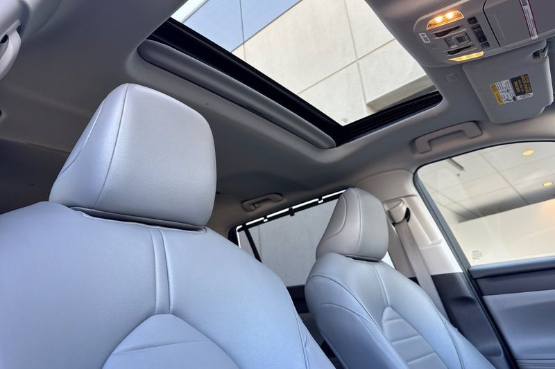 Toyota Highlander Vehicle Full-screen Gallery Image 18