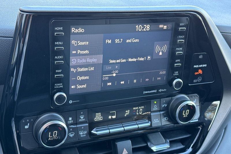 Toyota Highlander Vehicle Full-screen Gallery Image 19