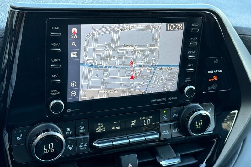 Toyota Highlander Vehicle Full-screen Gallery Image 20