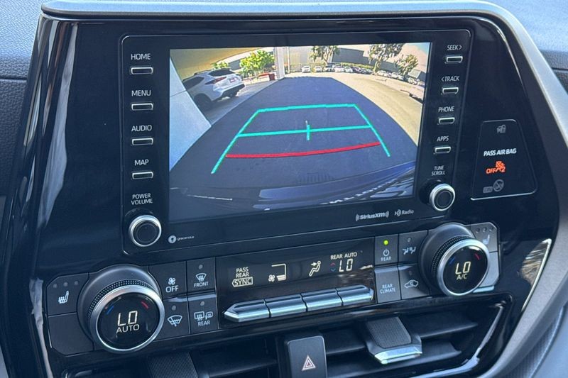 Toyota Highlander Vehicle Full-screen Gallery Image 21