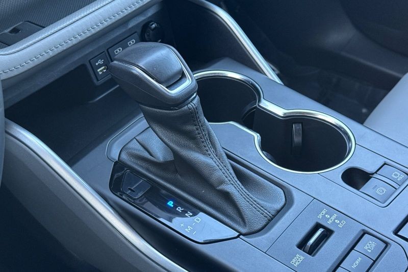 Toyota Highlander Vehicle Full-screen Gallery Image 23