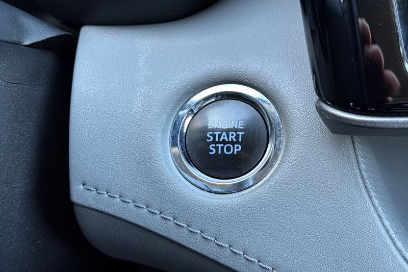 Toyota Highlander Vehicle Full-screen Gallery Image 24