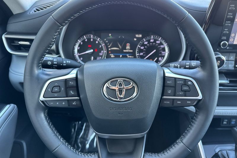 Toyota Highlander Vehicle Full-screen Gallery Image 25
