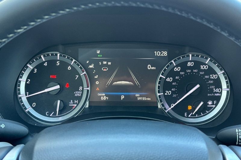 Toyota Highlander Vehicle Full-screen Gallery Image 26