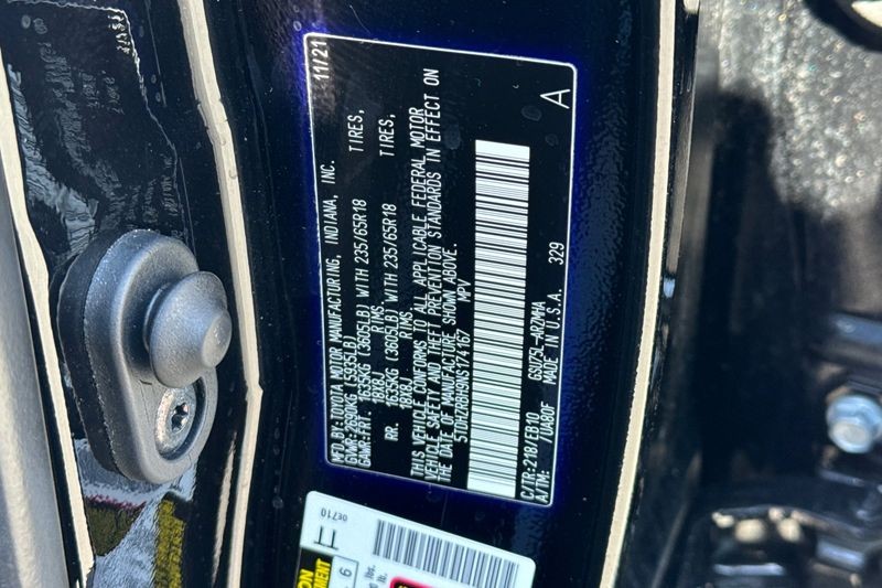 Toyota Highlander Vehicle Full-screen Gallery Image 31