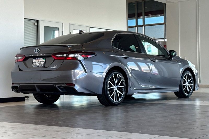 Toyota Camry Vehicle Full-screen Gallery Image 04