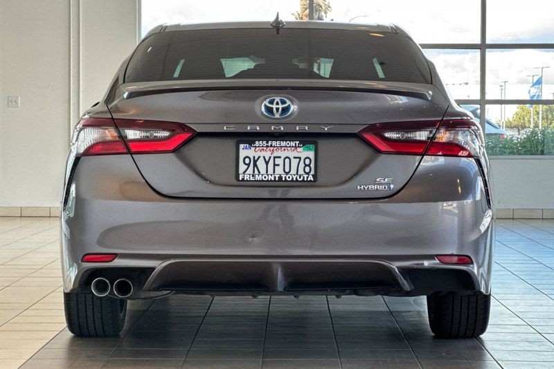 Toyota Camry Vehicle Full-screen Gallery Image 05