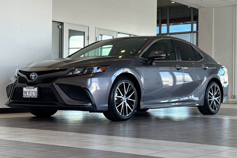 Toyota Camry Vehicle Full-screen Gallery Image 08