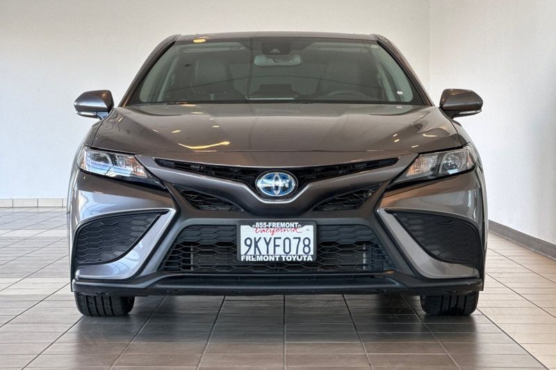 Toyota Camry Vehicle Full-screen Gallery Image 09