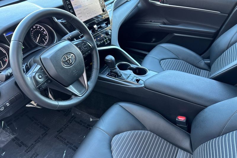 Toyota Camry Vehicle Full-screen Gallery Image 10